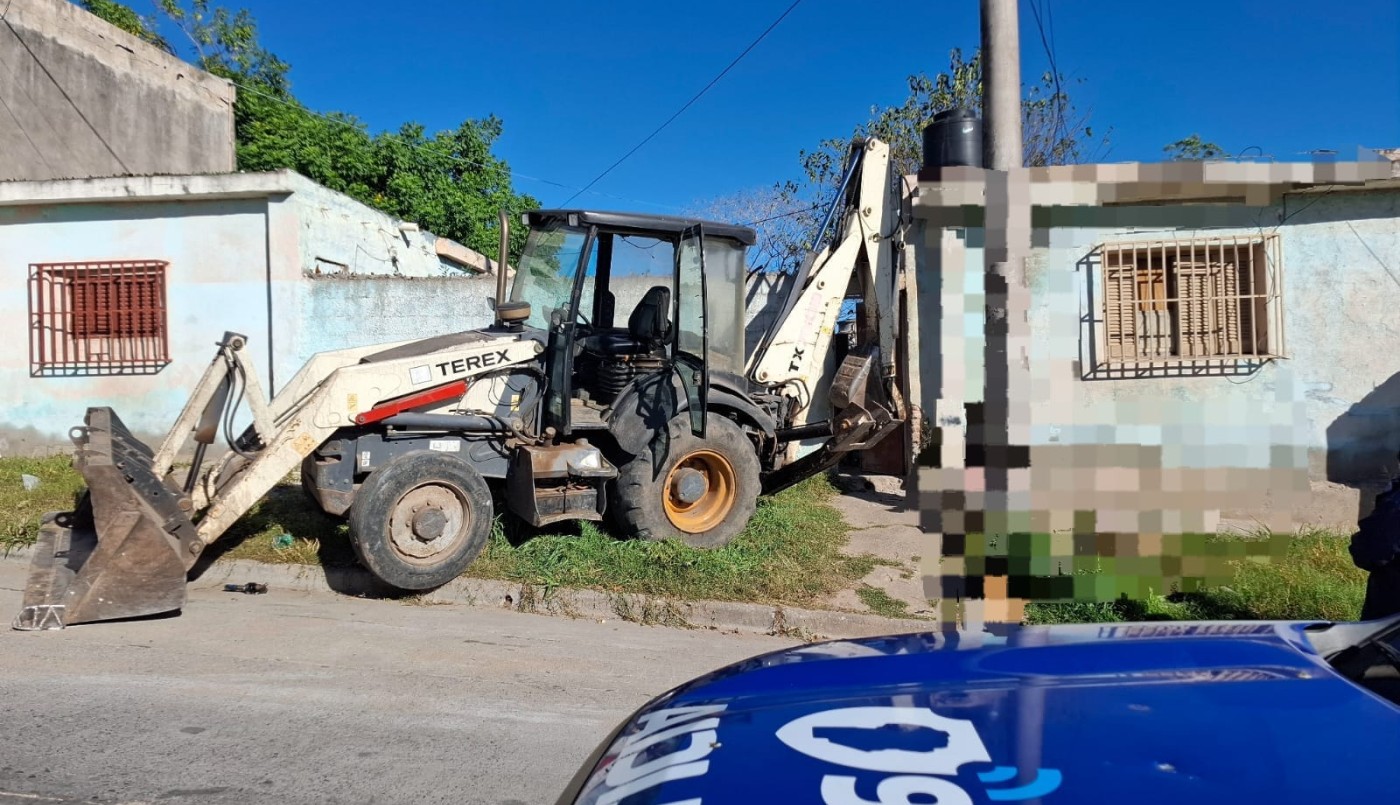Una retroexcavadora chocó contra una casa y una niña de 7 años resultó herida | Córdoba