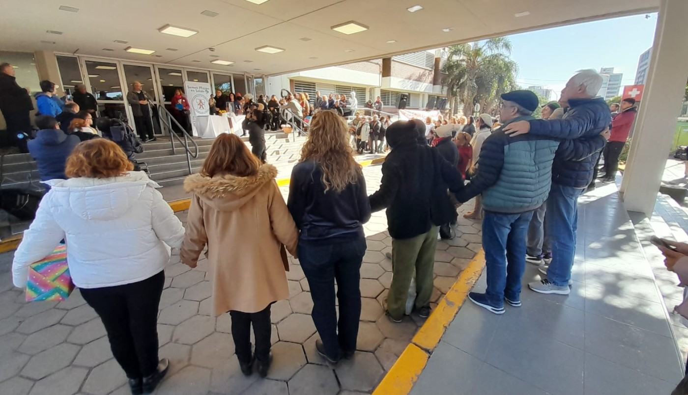 Con la presencia del arzobispo Ángel Rossi, la Iglesia de Córdoba convocó a un abrazo solidario al Polo Sanitario | Córdoba