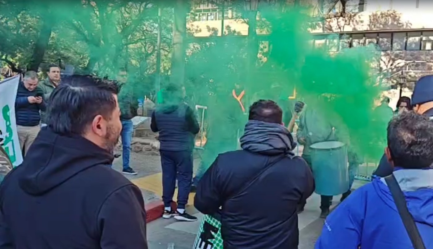 En medio de las protestas, municipales ingresaron al Palacio 6 de Julio con bombos y banderas | Córdoba
