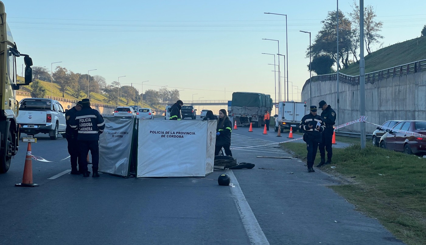 Siniestro fatal en Circunvalación: un motociclista murió tras chocar contra un camión de harina | Córdoba