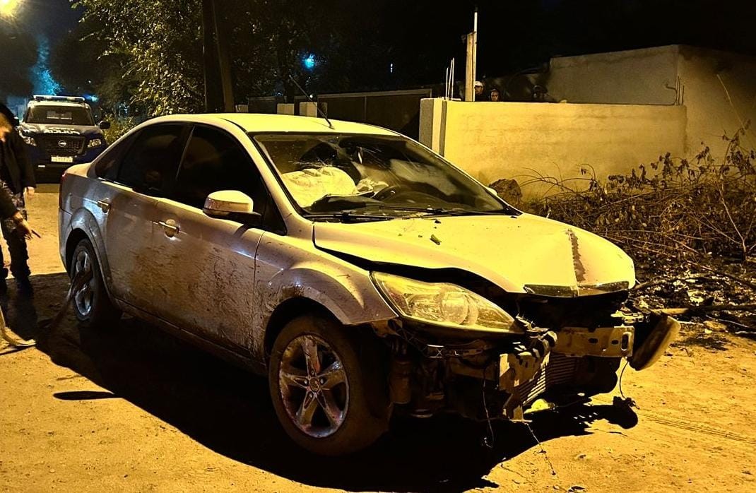 Intentaron escapar con un auto robado y chocaron contra un muro en Córdoba: tienen 16 años | Córdoba
