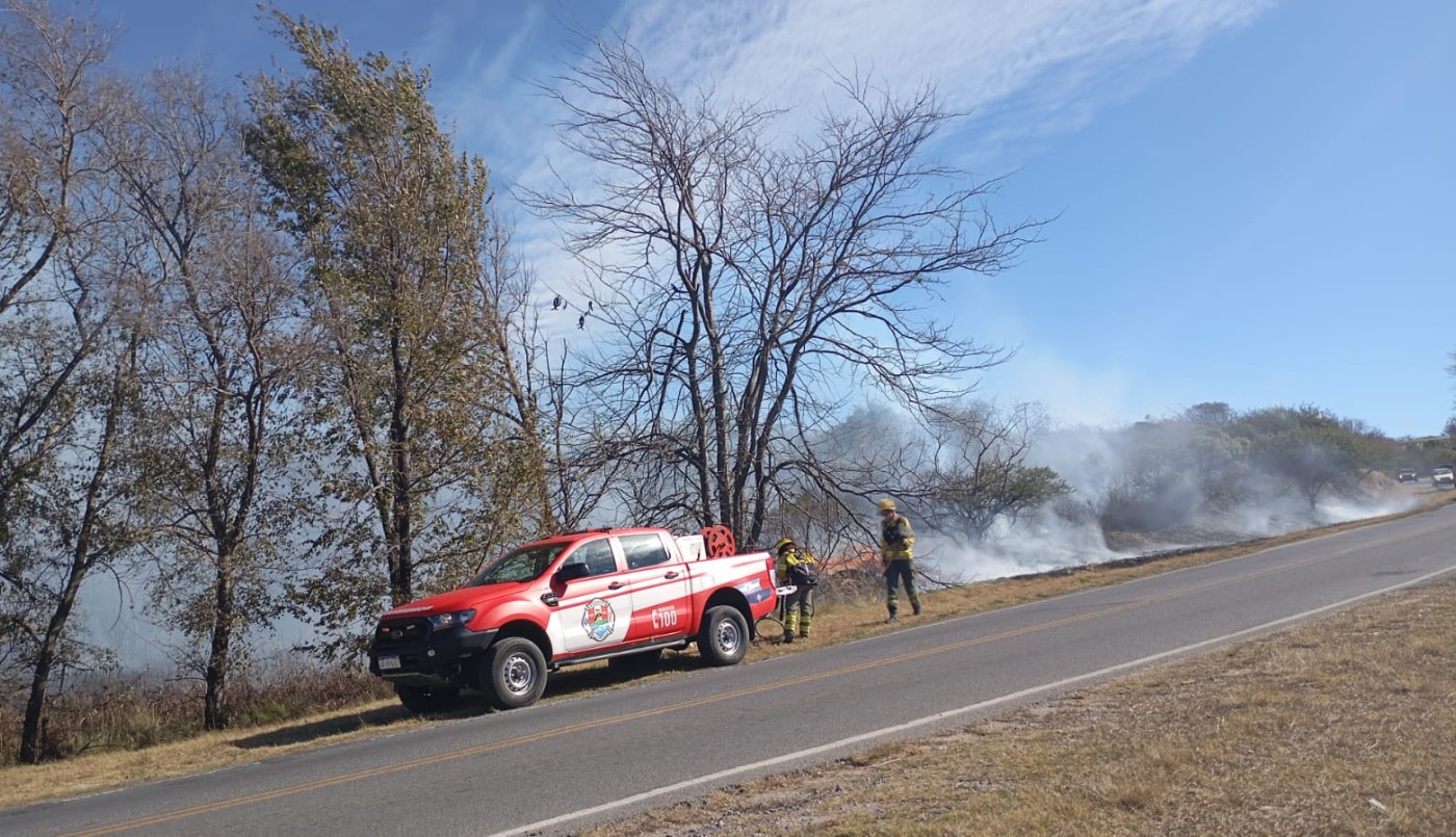 Bomberos combatieron un incendio sobre la Autopista Córdoba – Villa Carlos Paz | Córdoba