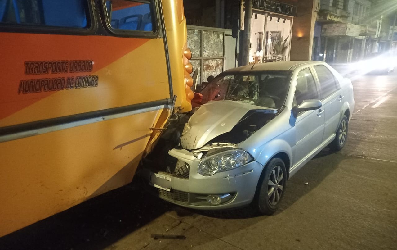 Un vehículo impactó contra un colectivo y la conductora sufrió heridas leves | Córdoba