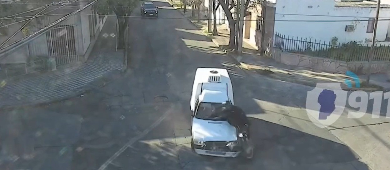 Video: un motociclista resultó herido tras chocar contra un utilitario | Córdoba