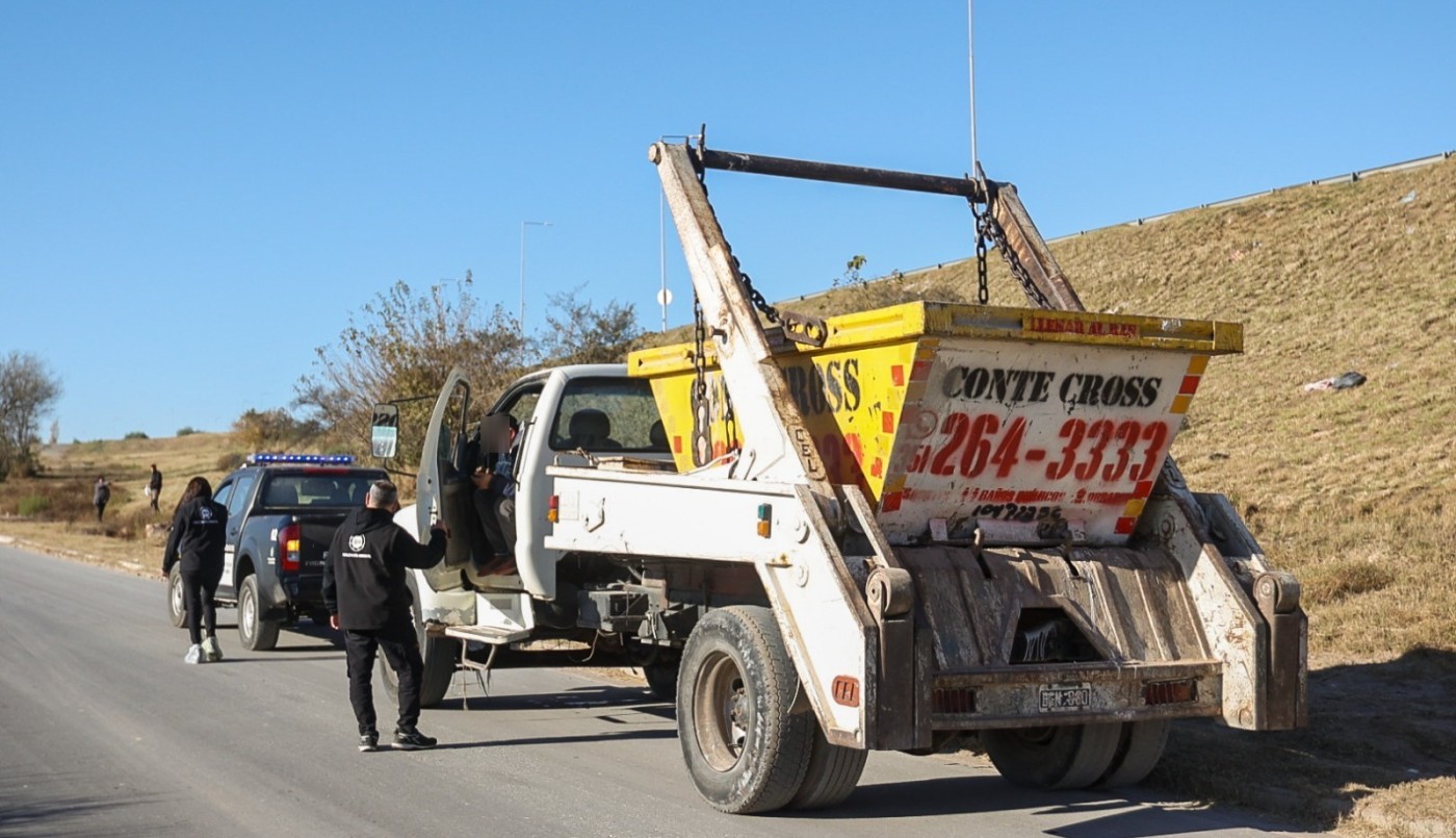 Multan a un camionero y a empresa de contenedores por tirar basura en avenida La Semillería | Córdoba