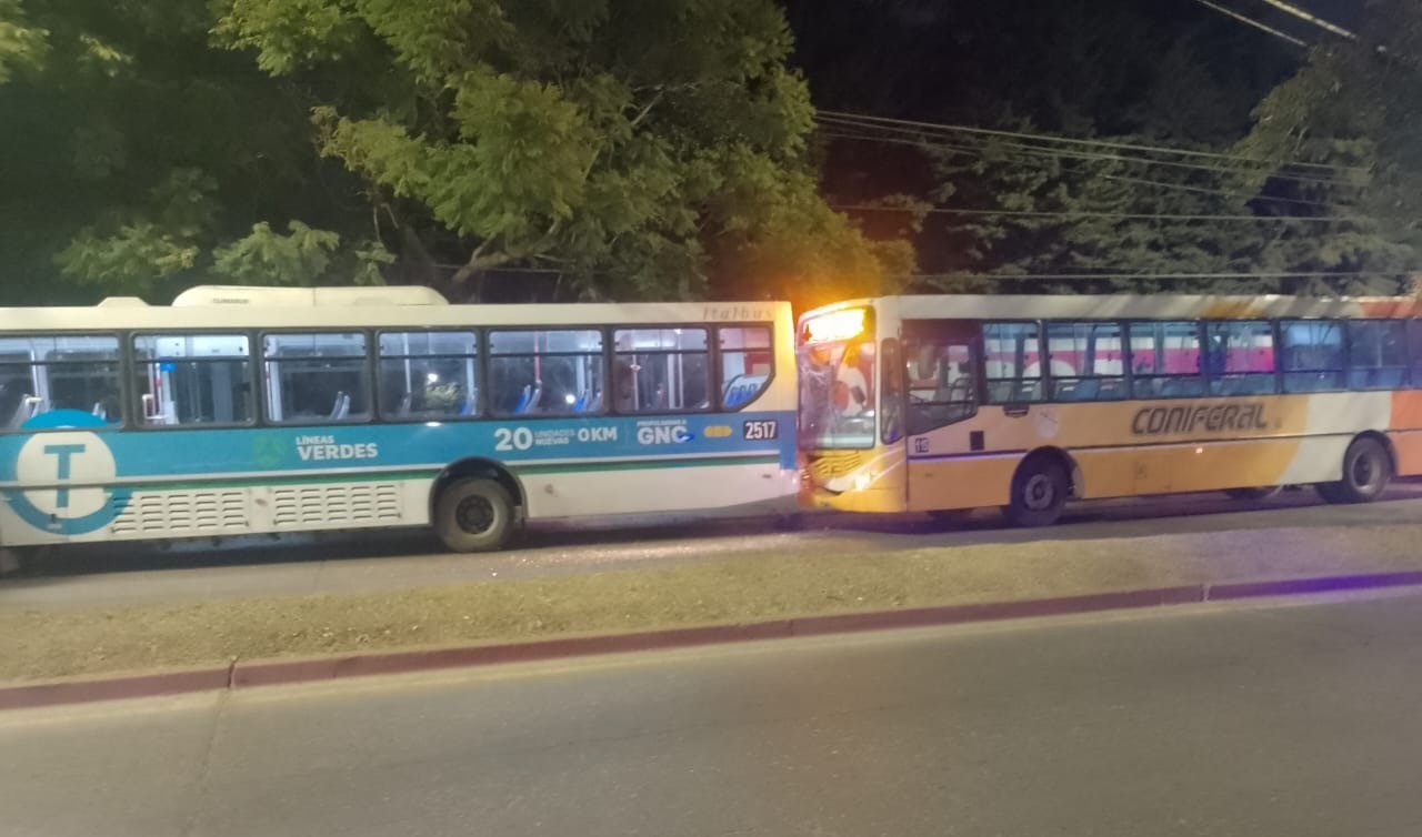 Dos líneas de colectivo chocaron y resintieron el servicio: hay dos personas heridas | Córdoba