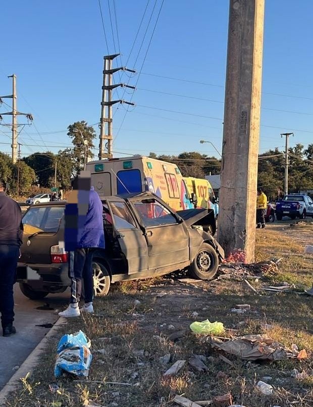 Dos personas resultaron heridas tras chocar contra un poste de cemento | Córdoba