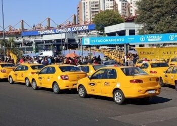 Taxistas atacaron a una familia por creer que era un chofer de aplicación | Córdoba