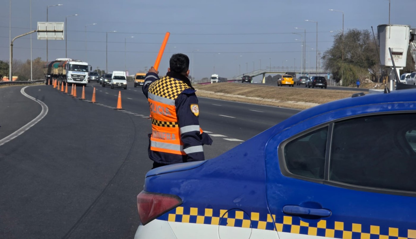 Cortaron la autopista Córdoba–Rosario por fuertes vientos y polvo en suspensión | Córdoba