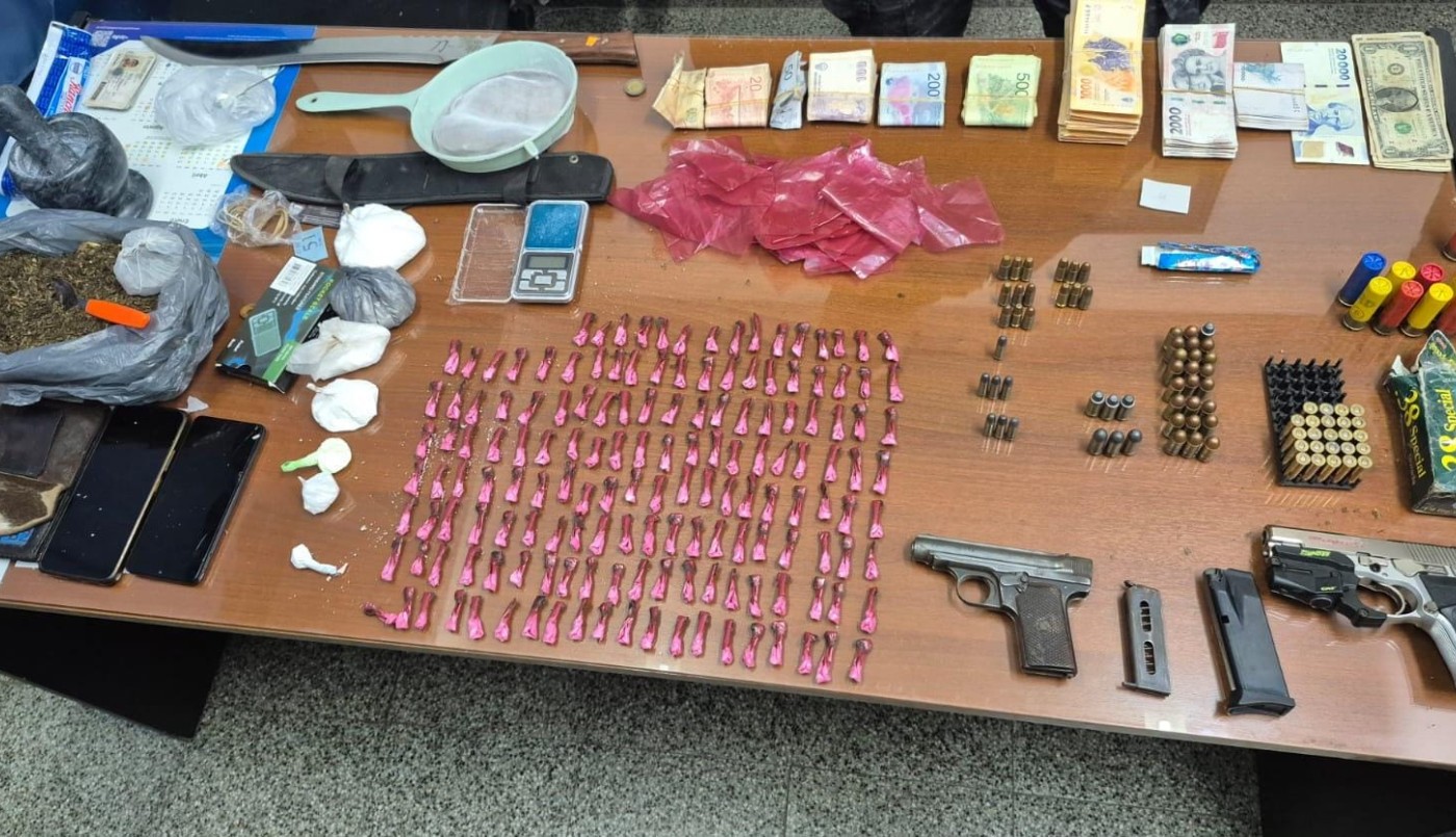 Tres personas quedaron detenidas: tenían armas, balas y droga fraccionada | Córdoba