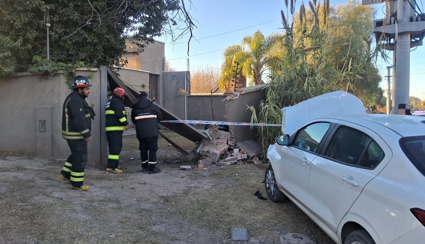 Perdió el control de su auto y chocó contra una casa en Córdoba: viajaba con su hija de 2 años | Córdoba