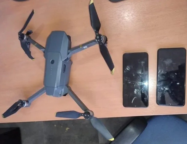 Un drone que intentaba ingresar celulares a la cárcel de Bouwer quedó atrapado en los cables | Córdoba