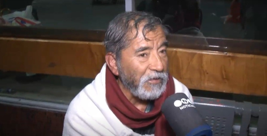 Personas en situación de calle se resguardan del frío en la terminal | Córdoba