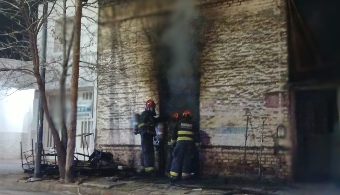 Se produjo un incendio en Alto Alberdi: bomberos trabajan en el lugar | Córdoba