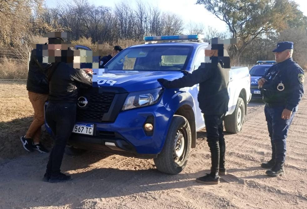 Tres delincuentes quisieron asaltar a un chofer, pero él escapó con la llave del auto y los delató | Córdoba