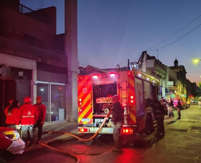 Incendio en un edificio de barrio Alberdi: 30 evacuados | Córdoba