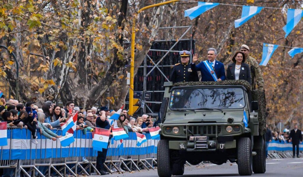 Llaryora encabezó los festejos por el Día de la Independencia en Colonia Caroya | Córdoba