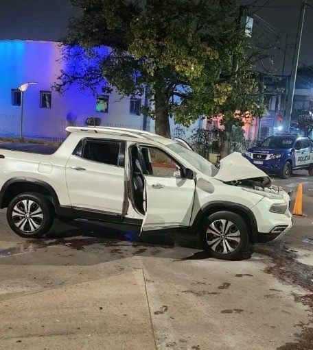 Choque en barrio Juniors: una camioneta terminó incrustada contra una marisquería | Córdoba