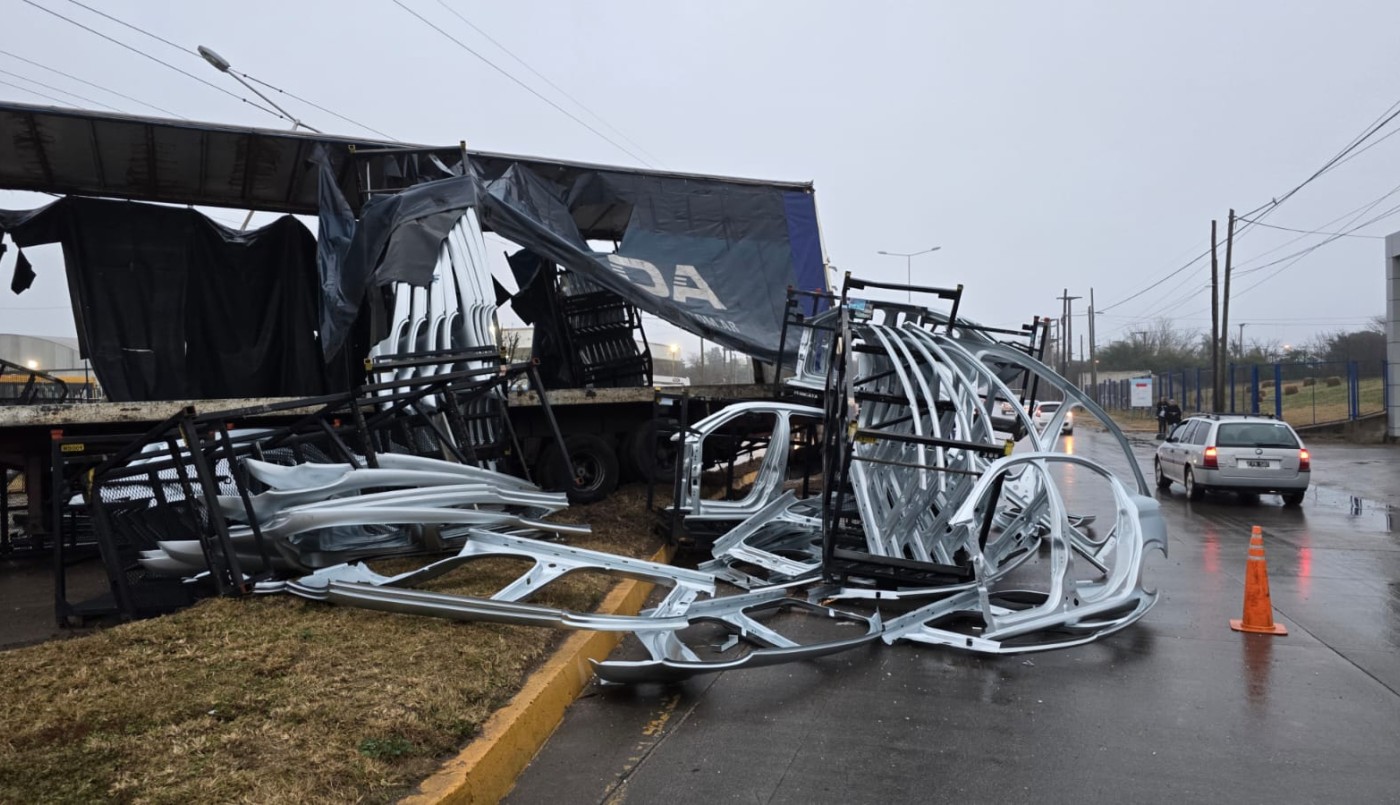 Bajo la lluvia, un camión esquivó a un ciclista, impactó contra un poste y volcó | Córdoba