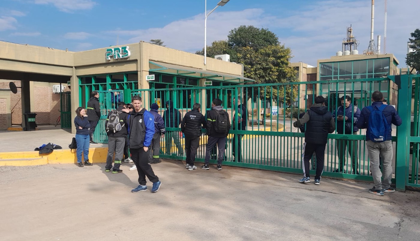 Despidieron a 120 trabajadores y bloquearon el acceso al polo bioquímico en la Petroquímica de Río Tercero | Córdoba