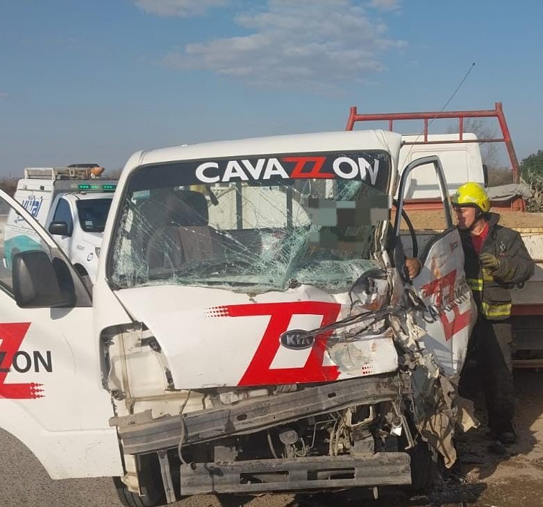 Bomberos rescataron a un hombre tras un siniestro entre dos camiones y un auto | Córdoba