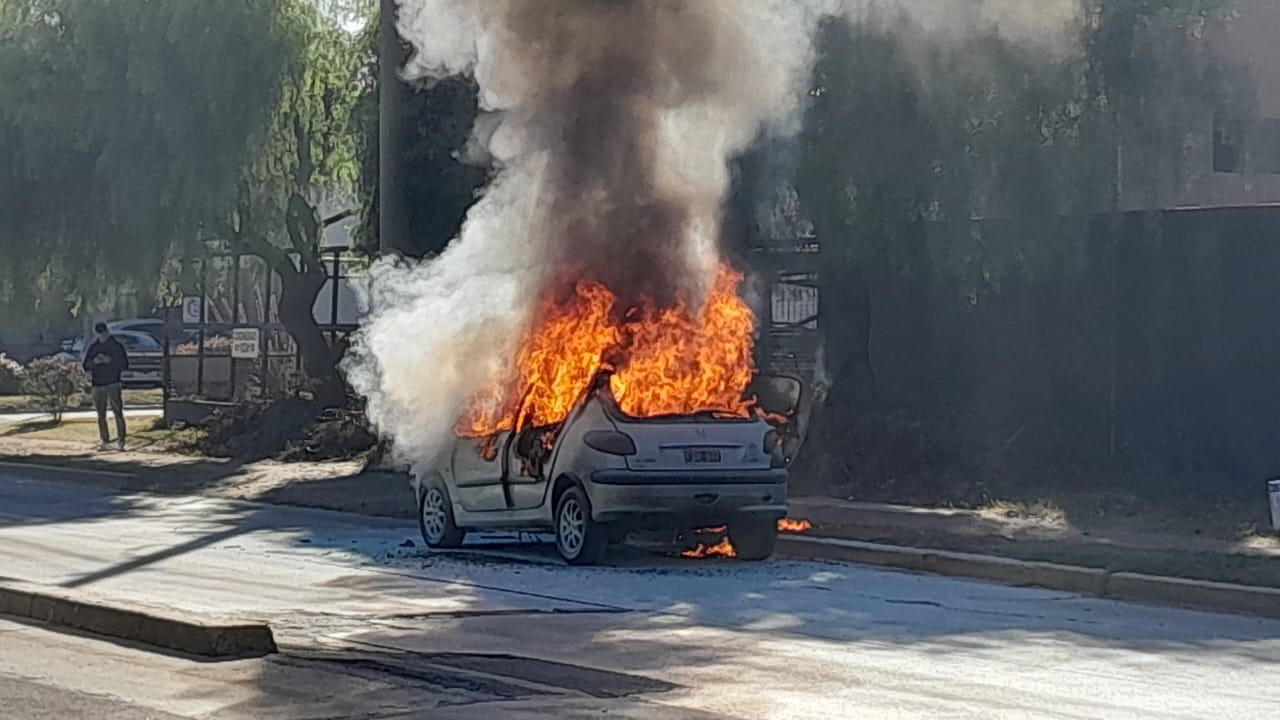 Su auto se incendió mientras manejaba: le avisaron y logró salir a tiempo | Córdoba