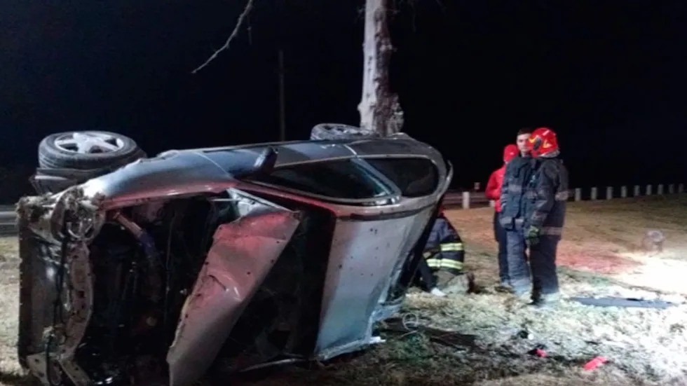 Discutía con su pareja mientras manejaba, volcó y chocó contra un árbol | Córdoba