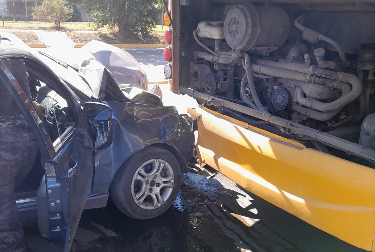 Un joven sufrió un traumatismo de cráneo tras chocar su auto contra un colectivo | Córdoba