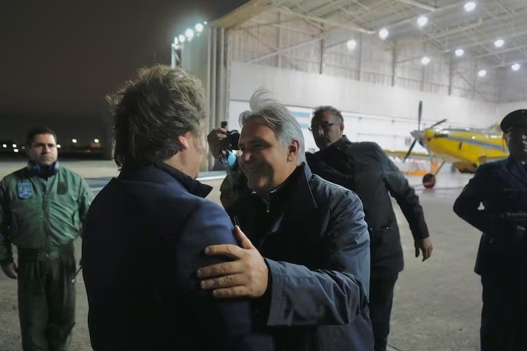 Martín Llaryora recibió a Milei en el aeropuerto de Córdoba, previo al Derecha Fest | Córdoba