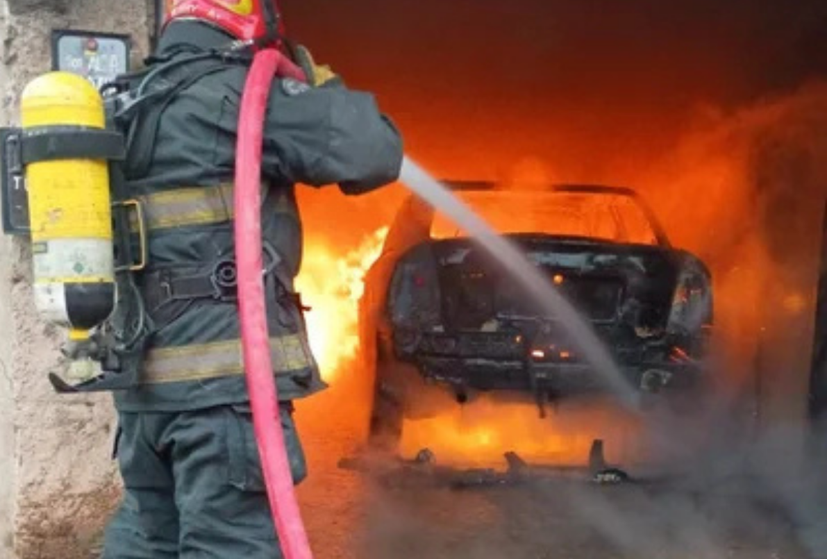 Incendio en un garaje de Villa El Libertador: un auto quedó destruido | Córdoba