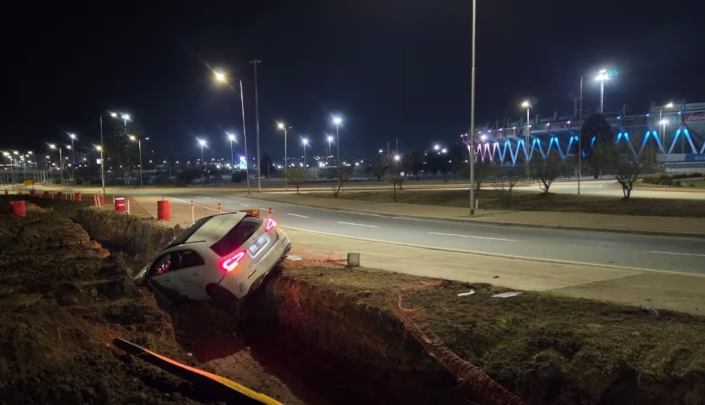 Un adolescente alcoholizado perdió el control de su auto y cayó en una zanja frente al Kempes | Córdoba