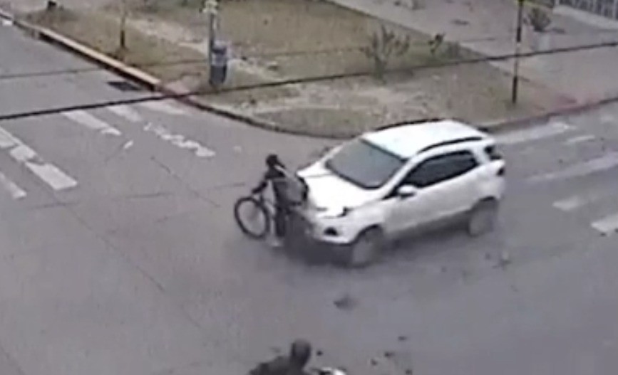 Video: una ciclista fue atropellada por una camioneta en Córdoba | Córdoba