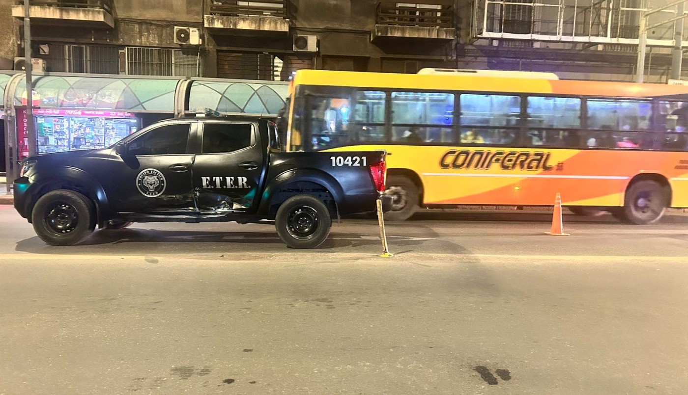 Choque entre una camioneta del ETER y un taxi en Colón y General Paz obligó a cortar el tránsito | Córdoba