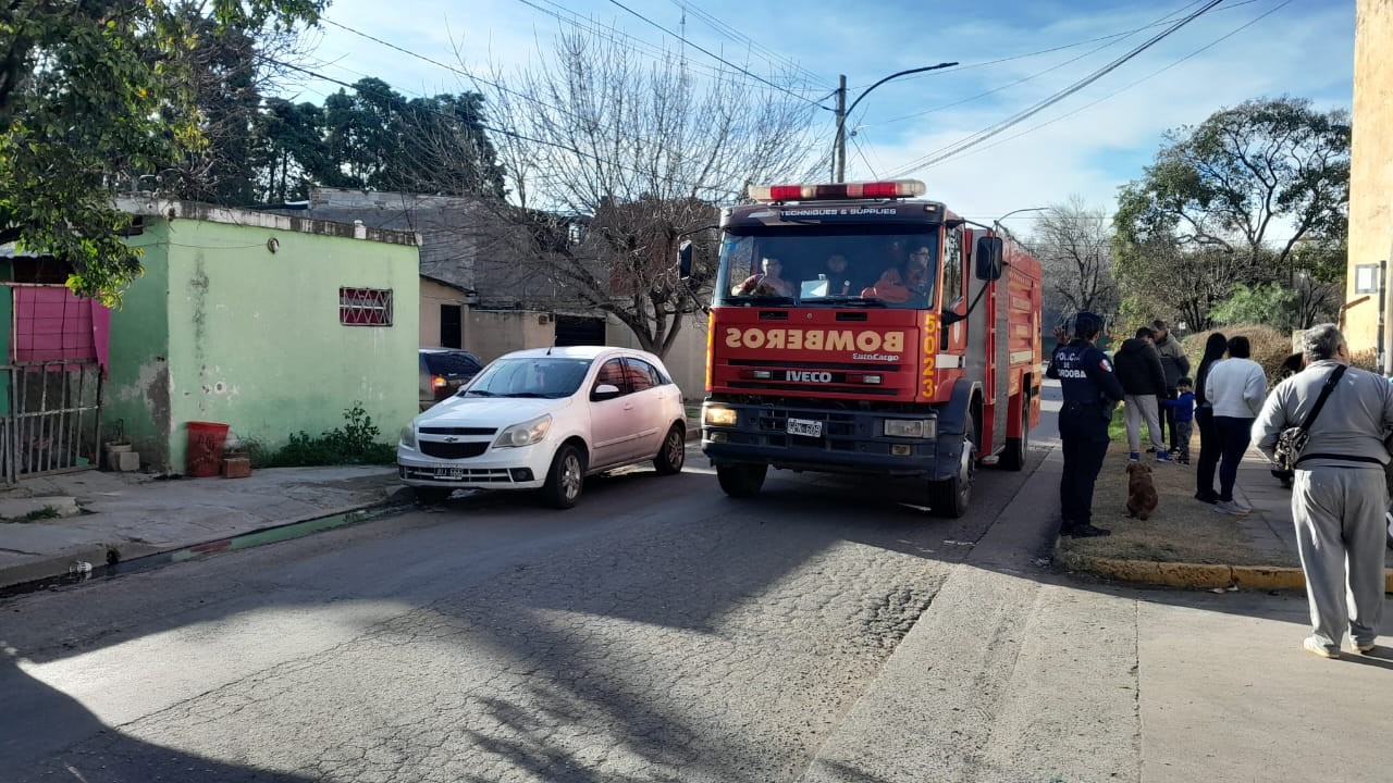 Incendio en barrio Ejército Argentino: una menor fue rescatada por los techos | Córdoba