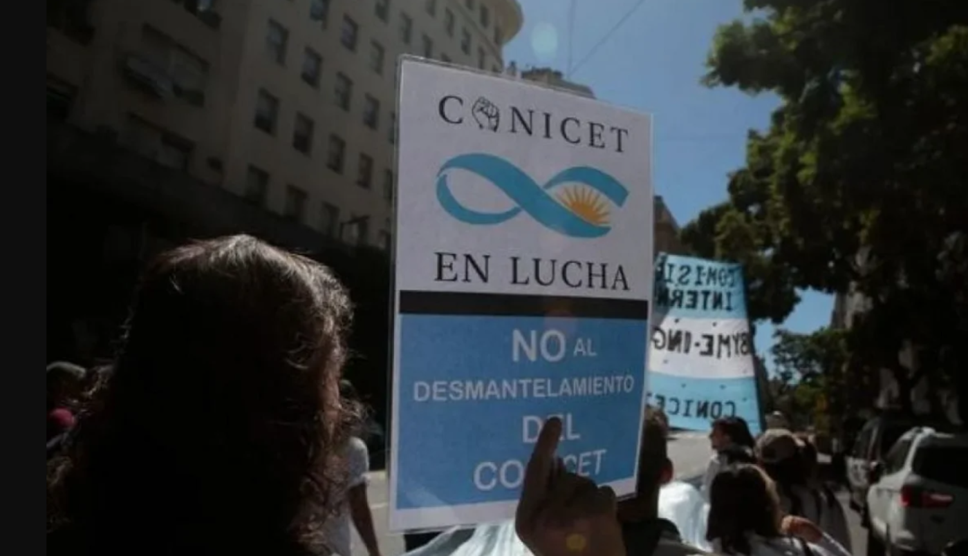 En medio del furor por el streaming, trabajadores del CONICET paran 48 horas con acampe y movilización | Actualidad