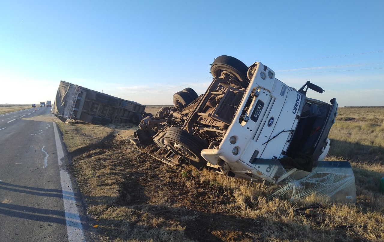 Volcó un camión de soja en el sur de Córdoba y el conductor murió en el acto | Córdoba