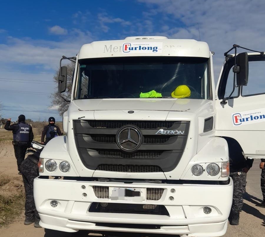 Detuvieron a un hombre por circular con un camión robado y ofrecer dinero a la policía | Córdoba