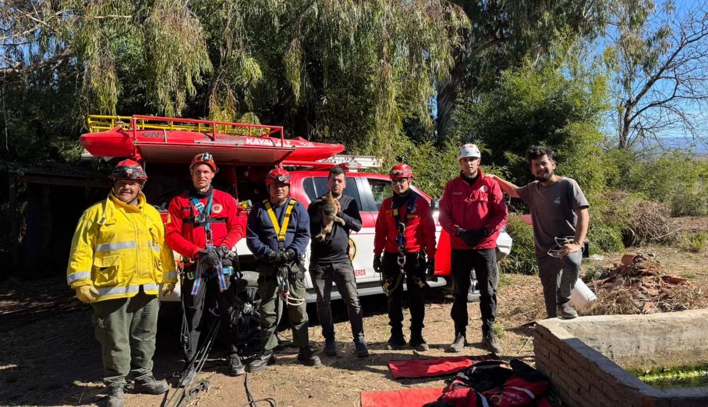Bomberos rescataron a una gatita atrapada en un aljibe | Córdoba