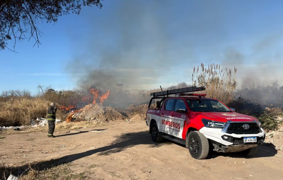 Bomberos y Defensa Civil combaten incendios en basurales clandestinos | Córdoba