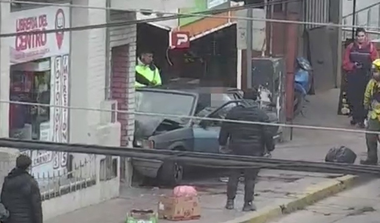 Perdió el control de su auto y chocó contra un comercio: dos heridos | Córdoba