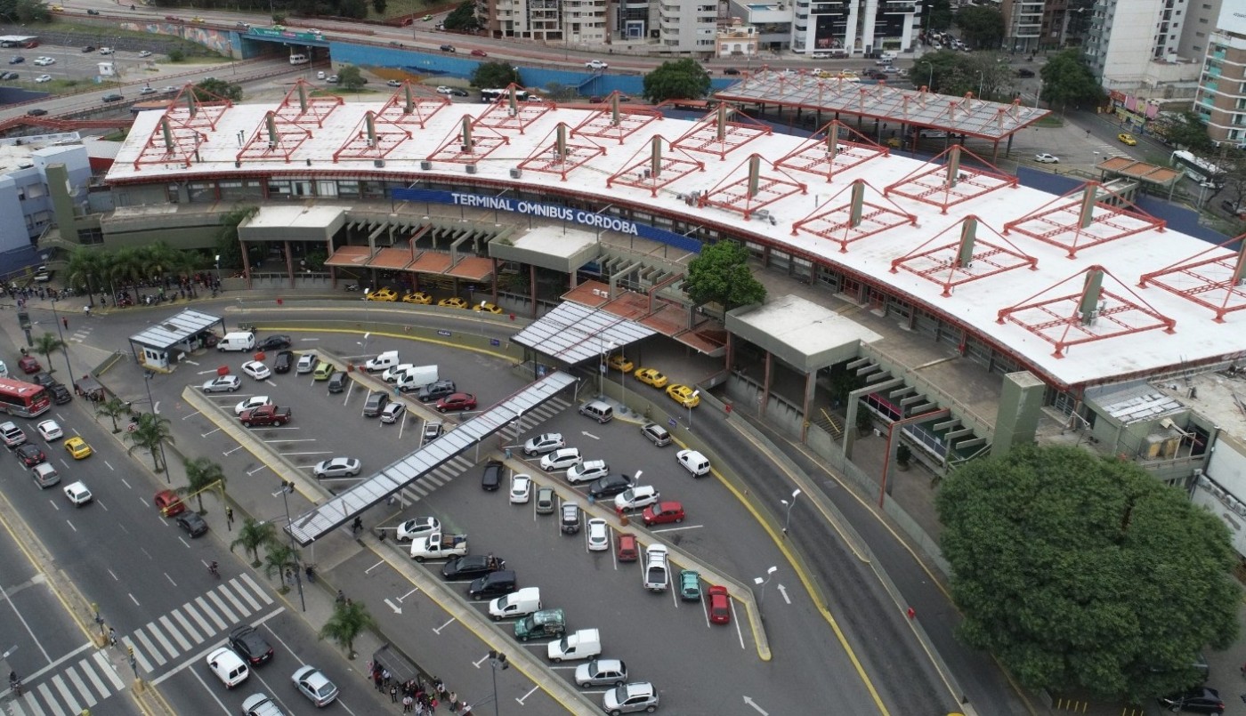 Intentó quitarle el arma a una policía en la Terminal de Córdoba y lo detuvieron | Córdoba