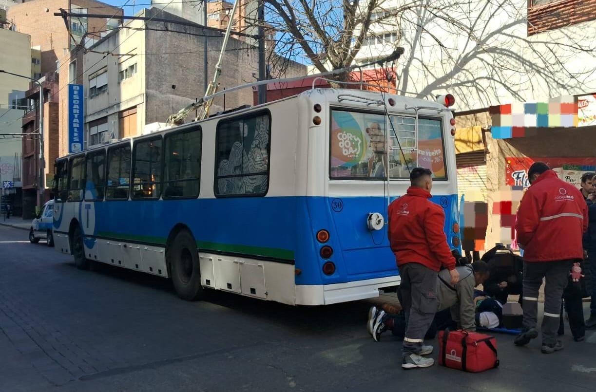 Una conductora de trolebús fue atropellada por un auto | Córdoba