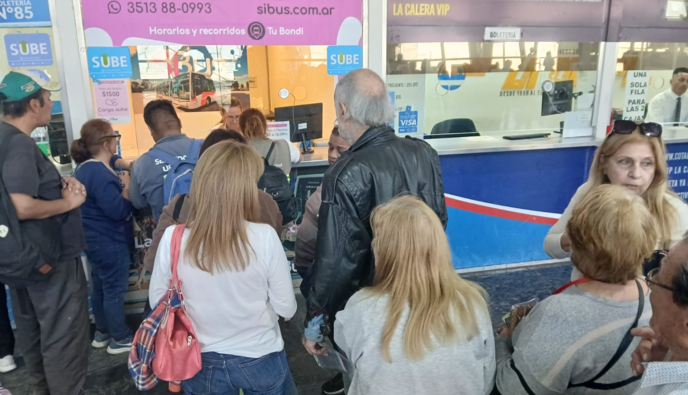 Jubilados reclamaron en la terminal por las demoras en la entrega de la SUBE | Córdoba