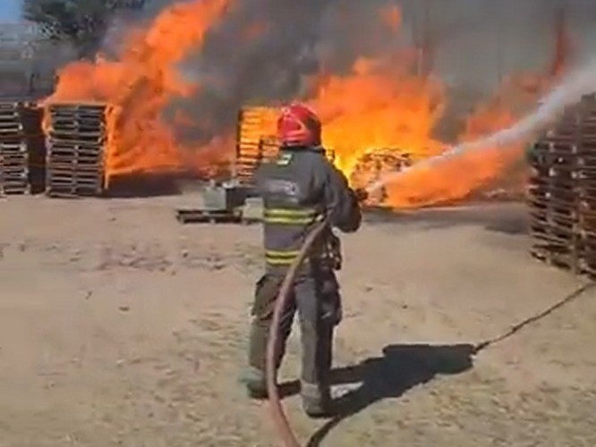 Bomberos combaten un incendio en un depósito de tarimas | Córdoba