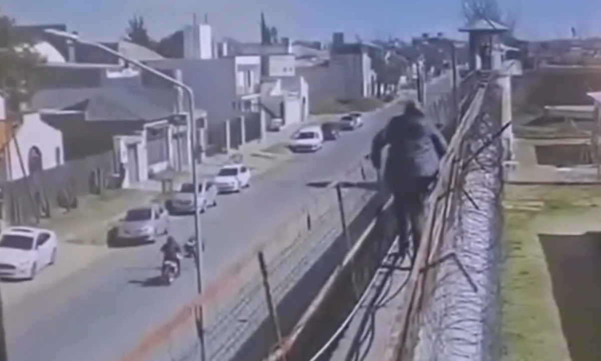 Video: lanzaron dos paquetes a la cárcel de Río Cuarto y escaparon | Córdoba