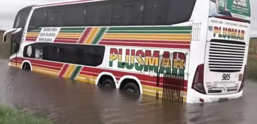 Tormenta de Santa Rosa: un micro quedó varado en la Ruta 5 y rescataron a 40 pasajeros en lancha | Actualidad