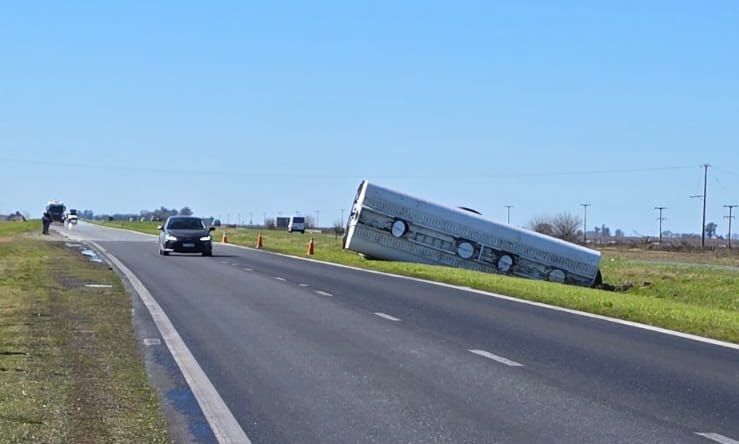 Volcó un camión cargado de aceite en la Autopista Rosario-Córdoba | Córdoba