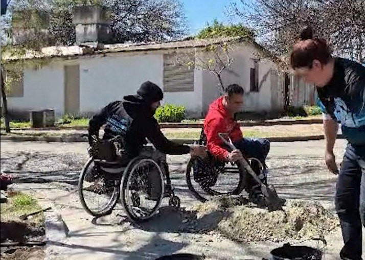 Hartos de que no les hagan rampas, las construyeron ellos mismos | Córdoba