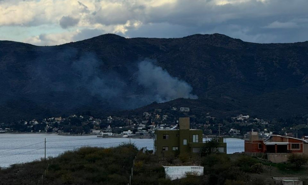 Bomberos controlan incendio forestal en Villa Carlos Paz | Córdoba