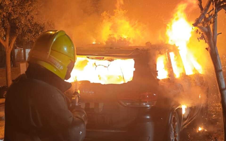 Incendio de un vehículo en barrio Liceo: los bomberos lograron controlar el fuego | Córdoba
